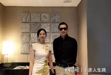 52歲周傑戀情曝光！女方年輕貌美身材佳，母親去世後成孤身一人