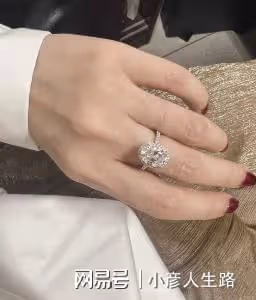 52歲周傑戀情曝光！女方年輕貌美身材佳，母親去世後成孤身一人