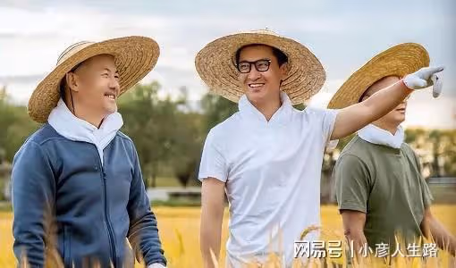 52歲周傑戀情曝光!女方年輕貌美身材佳,母親去世後成孤身一人