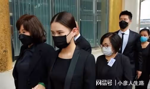 何超蓮考取內地駕照,曬照表達喜悅的心情,和竇驍感情穩定