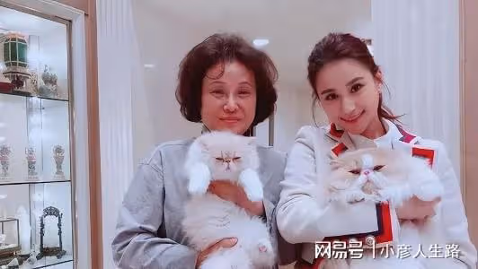 何超蓮考取內地駕照,曬照表達喜悅的心情,和竇驍感情穩定