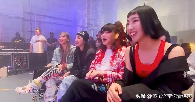 2NE1朴春近照曝光!妝造奇特十分誇張,臉部浮腫明顯引外界擔憂
