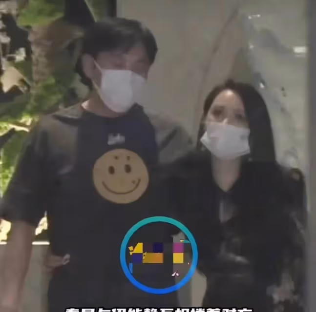 秦昊帶老婆聚餐惹爭議,私下牽手同桌女生被拍,網友喊話注意影響