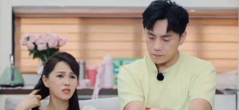秦昊帶老婆聚餐惹爭議,私下牽手同桌女生被拍,網友喊話注意影響