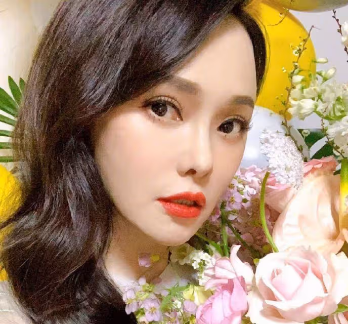 秦昊帶老婆聚餐惹爭議,私下牽手同桌女生被拍,網友喊話注意影響