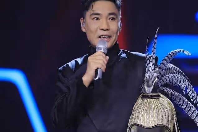 屠洪剛多偏心？將親生兒女扔給前妻，待繼子視如己出讓他子承父業