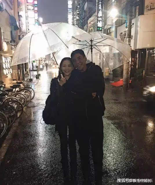屠洪剛多偏心?將親生兒女扔給前妻,待繼子視如己出讓他子承父業