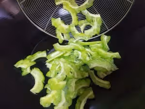 粵式快手小炒-涼瓜炒滑蛋