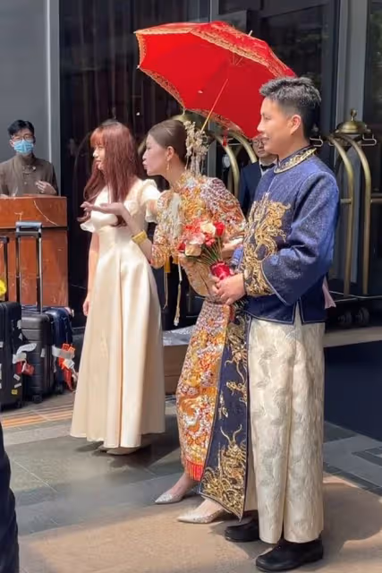 廣東知名主持出嫁陣仗大!穿13.8萬裙褂坐千萬豪車,新郎帥氣十足