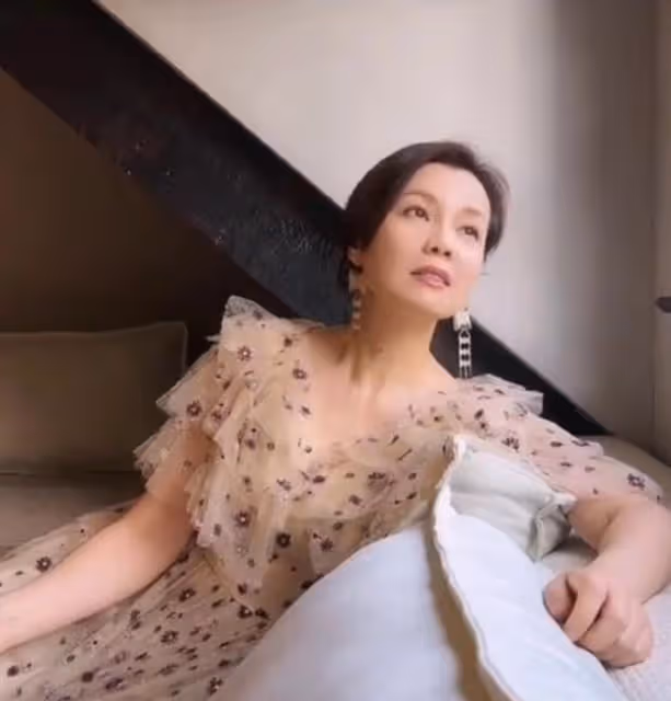 53歲周冰倩定居上海！豪宅中翩翩起舞長腿矚目，豐滿迷人似少女