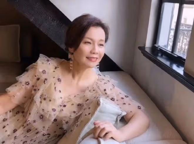 53歲周冰倩定居上海！豪宅中翩翩起舞長腿矚目，豐滿迷人似少女