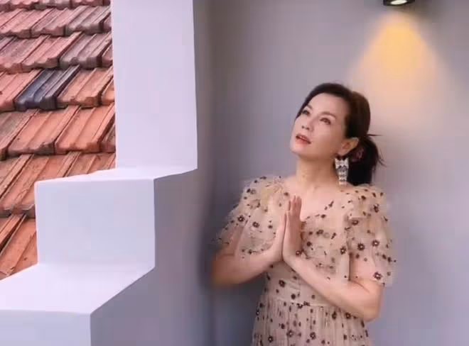 53歲周冰倩定居上海！豪宅中翩翩起舞長腿矚目，豐滿迷人似少女