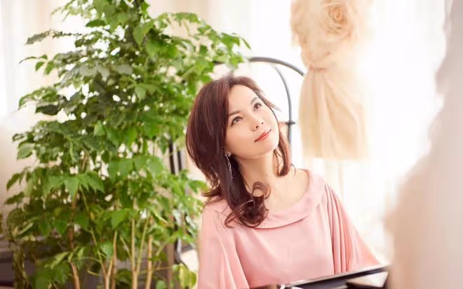 53歲周冰倩定居上海!豪宅中翩翩起舞長腿矚目,豐滿迷人似少女