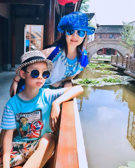 53歲周冰倩定居上海!豪宅中翩翩起舞長腿矚目,豐滿迷人似少女