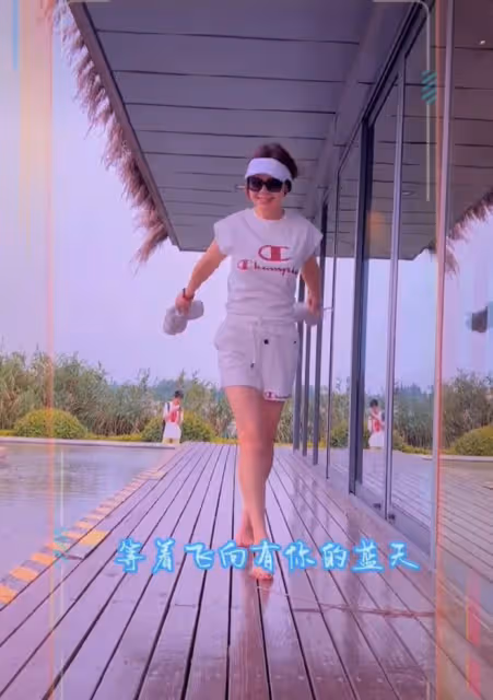 53歲周冰倩定居上海!豪宅中翩翩起舞長腿矚目,豐滿迷人似少女