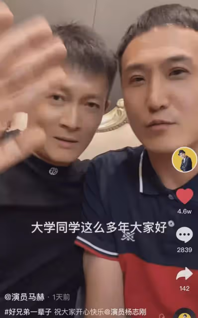 知名演員現身農村烤紅薯,壘石塊生火方式原始,笑容滿面一臉滄桑
