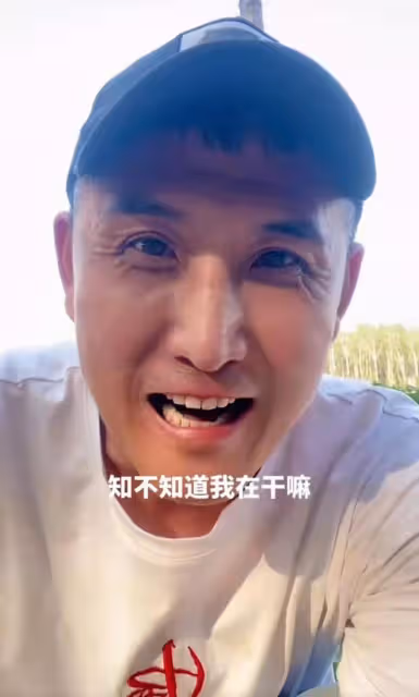 知名演員現身農村烤紅薯,壘石塊生火方式原始,笑容滿面一臉滄桑