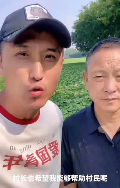 知名演員現身農村烤紅薯,壘石塊生火方式原始,笑容滿面一臉滄桑