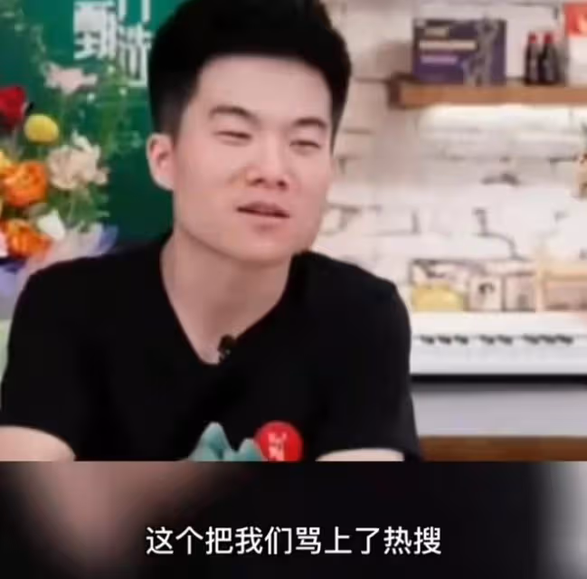 知名演員現身農村烤紅薯,壘石塊生火方式原始,笑容滿面一臉滄桑