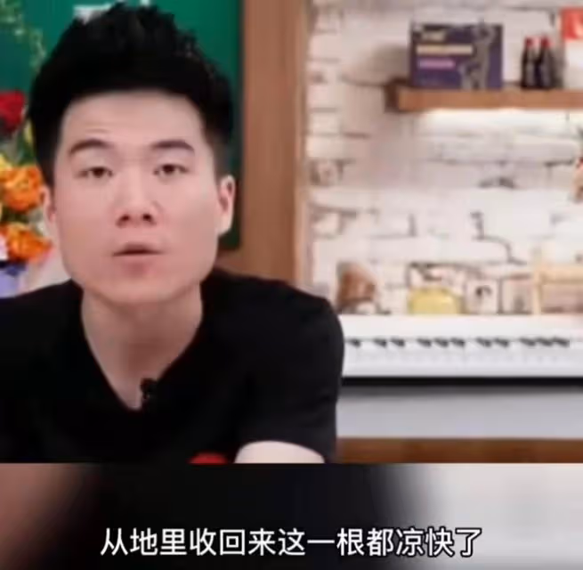 知名演員現身農村烤紅薯,壘石塊生火方式原始,笑容滿面一臉滄桑