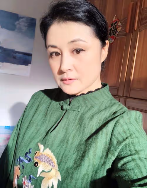 於月仙52歲冥誕引淚目!丈夫獨自吹蠟燭顯落寞,曬往昔恩愛照追憶