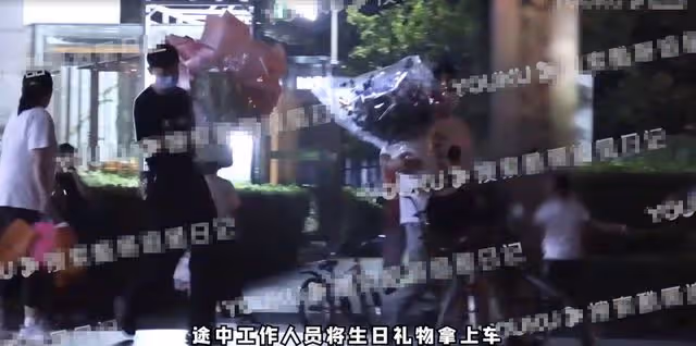 鹿晗為關曉彤慶生被拍!備超多禮物6人拿不下,穿情侶裝一同回家