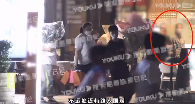 鹿晗為關曉彤慶生被拍!備超多禮物6人拿不下,穿情侶裝一同回家