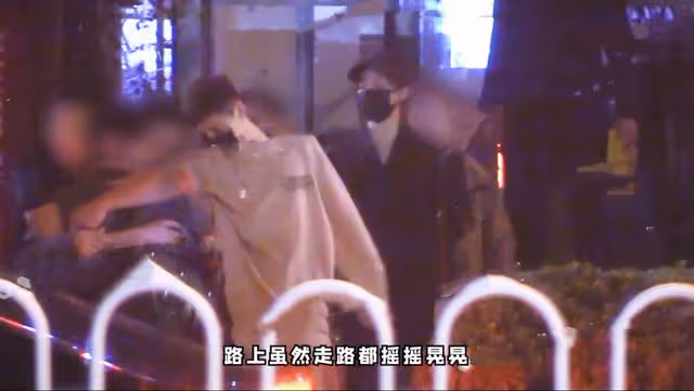 鹿晗為關曉彤慶生被拍！備超多禮物6人拿不下，穿情侶裝一同回家