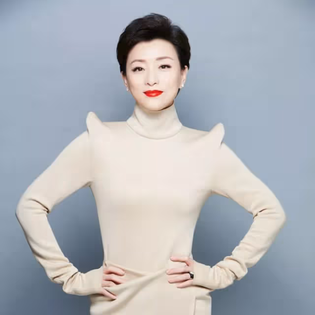 楊瀾56歲富豪老公罕露面,挺大肚腩髮際線搶眼,一雙兒女都長像爸