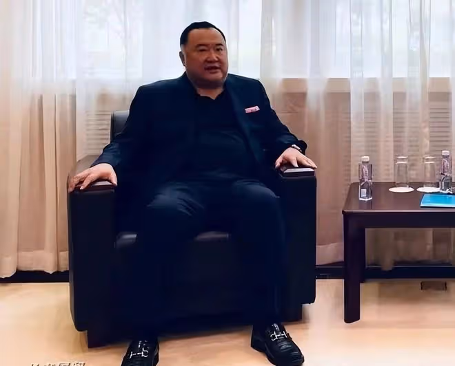 楊瀾56歲富豪老公罕露面,挺大肚腩髮際線搶眼,一雙兒女都長像爸