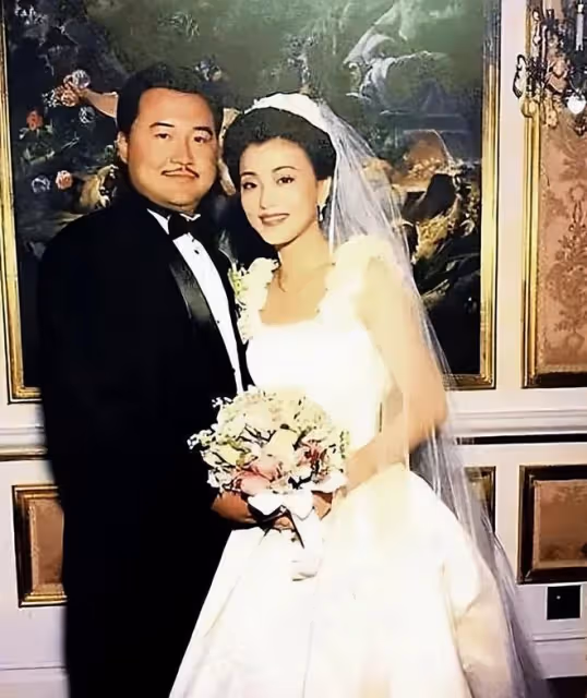 楊瀾56歲富豪老公罕露面,挺大肚腩髮際線搶眼,一雙兒女都長像爸