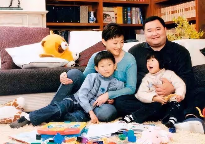 楊瀾56歲富豪老公罕露面,挺大肚腩髮際線搶眼,一雙兒女都長像爸