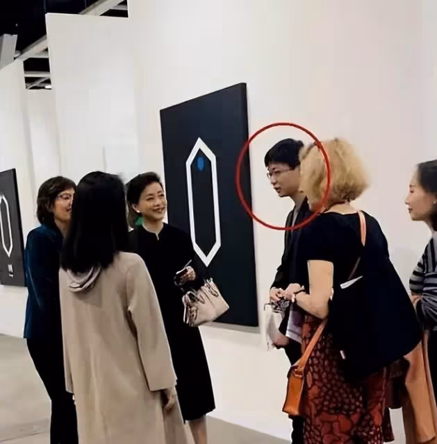 楊瀾56歲富豪老公罕露面,挺大肚腩髮際線搶眼,一雙兒女都長像爸