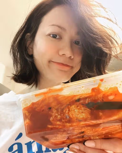 45歲TVB女星離巢移居加拿大!皮膚白嫩似剝殼雞蛋,至今沒有生子