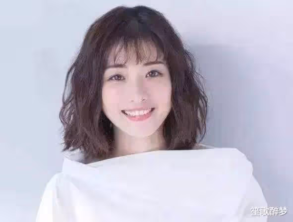 她憑藉清純出道,後在劇中露尺度走下坡路,如今再次強勢復出