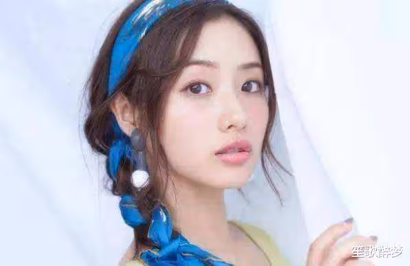 她憑藉清純出道,後在劇中露尺度走下坡路,如今再次強勢復出