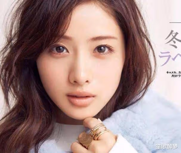 她憑藉清純出道,後在劇中露尺度走下坡路,如今再次強勢復出