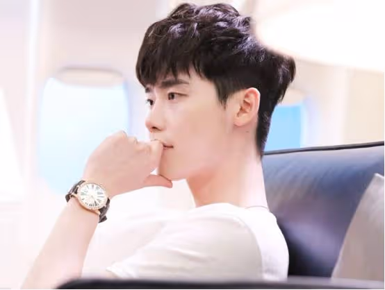 韓國最火的明星演員之一,曾練習過多年的跆拳道,最終轉型成演員