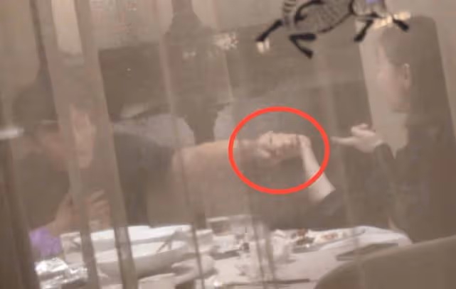 秦昊也不老實?與美女手拉手 伊能靜到場前鬆開