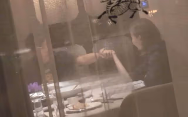秦昊也不老實?與美女手拉手 伊能靜到場前鬆開