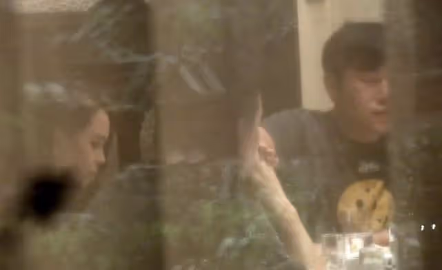 秦昊也不老實?與美女手拉手 伊能靜到場前鬆開