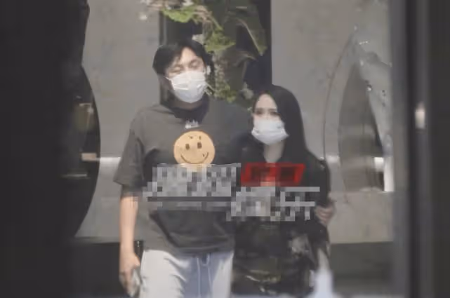 秦昊也不老實?與美女手拉手 伊能靜到場前鬆開