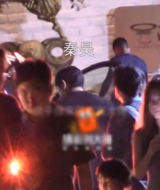 秦昊也不老實？與美女手拉手 伊能靜到場前鬆開