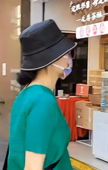 周濤穿戴奢侈品游西湖 路邊攤閒逛無人識