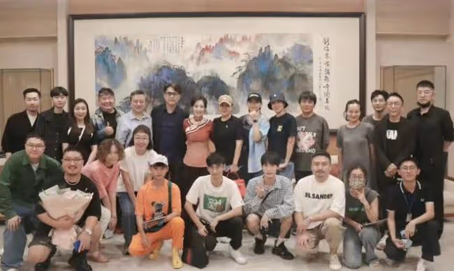 張凱麗與靳東相聚 男方挺肚腩發福似大爺