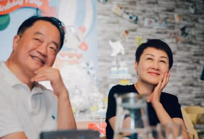 張凱麗與靳東相聚 男方挺肚腩發福似大爺