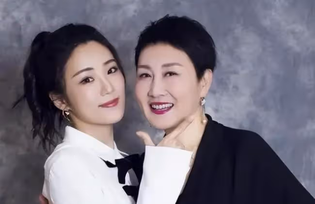 張凱麗與靳東相聚 男方挺肚腩發福似大爺