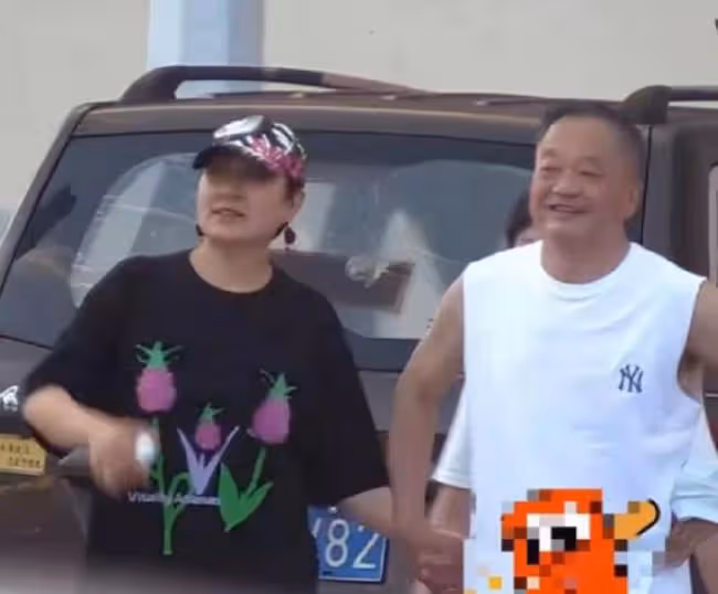 張凱麗與靳東相聚 男方挺肚腩發福似大爺