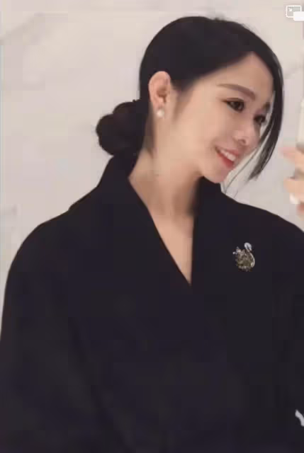 52歲周傑被曝戀情 女方戴鴿子蛋鑽戒年輕貌美
