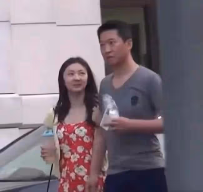 52歲周傑被曝戀情 女方戴鴿子蛋鑽戒年輕貌美